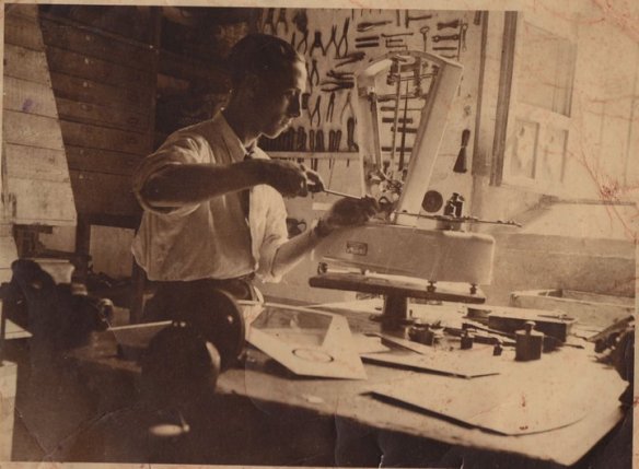 Mi abuelo Sánchez, en su taller, con unos 20 años